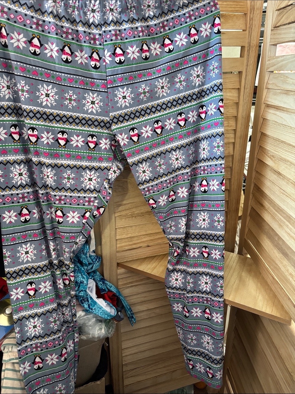 No Boundaries Grey Penguin & Snowflake Leggings with Pink Accents Junior XL